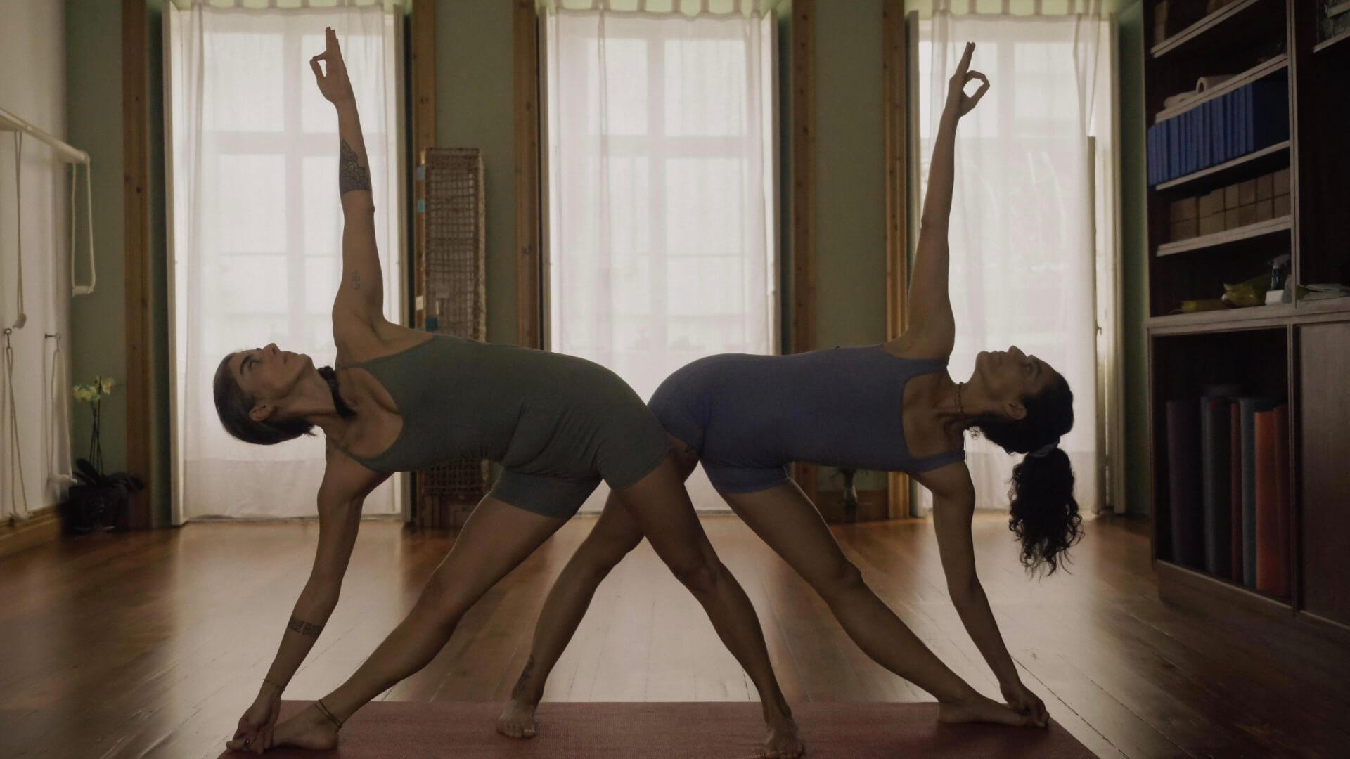 HOME azoresyoga hero foto trikonasana